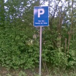 Parkplatzschild "Nur für Hunde im Auto"